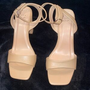 TARGET NEW DAY BEIGE/TAN HEELS